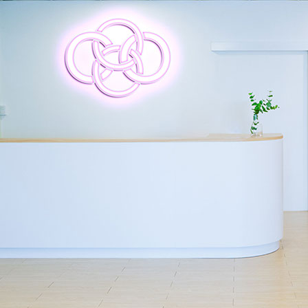 Bild vom Praxislogo vom team CO4, Braun, Schneider, Hanssen, Braun, Chirurgie und Orthopädie in Neonschrift