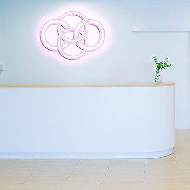 Bild vom Praxislogo vom team CO4, Braun, Schneider, Hanssen, Braun, Chirurgie und Orthopädie in Neonschrift