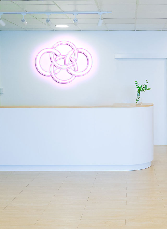 Bild vom Praxislogo vom team CO4, Braun, Schneider, Hanssen, Braun, Chirurgie und Orthopädie in Neonschrift